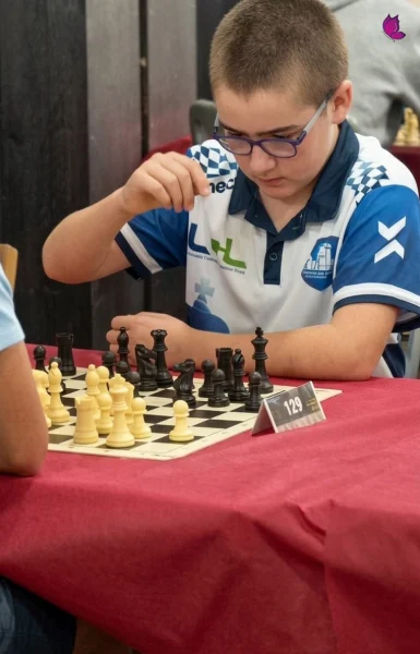 Samuel Cañete, jugador del Club de Ajedrez Ruy López Lucena, durante una partida en el Campeonato de España en Mengíbar